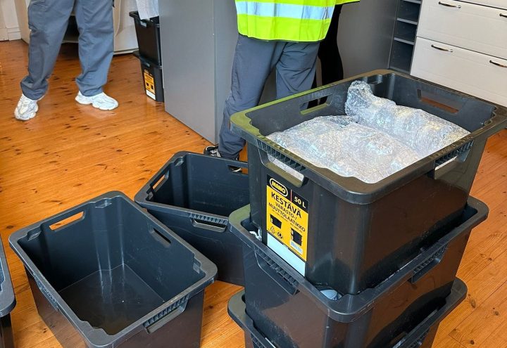 Muuttoilmoitus ja muuttolaatikot pinossa ennen muuttoa